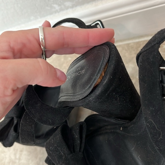 Black suede Michael Kors bow heels - Picture 4 of 5